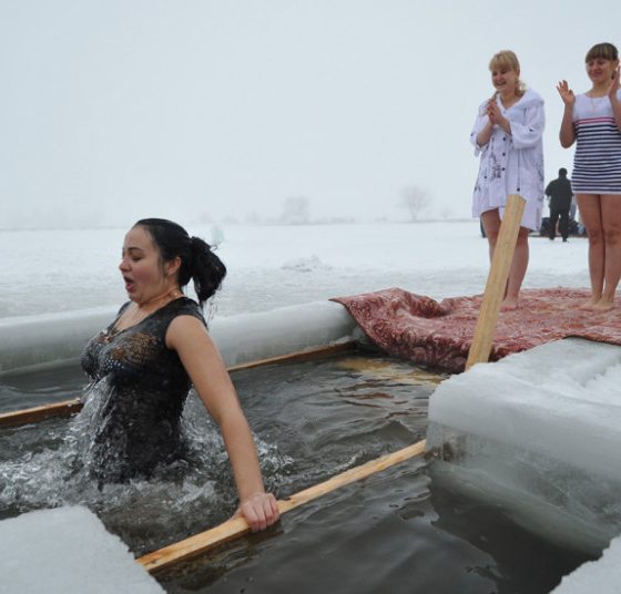 Крещение Господне. Когда купаться в проруби и надо ли это делать вообще?