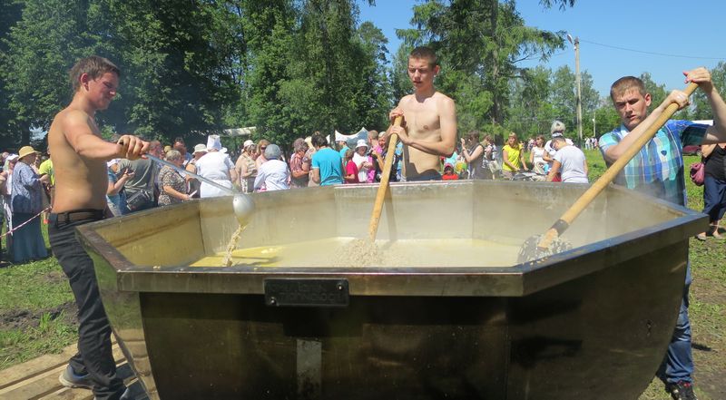 1100 литров Царской каши сварили на фестивале в Кашине