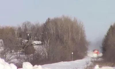 Поезд пробивается сквозь заносы